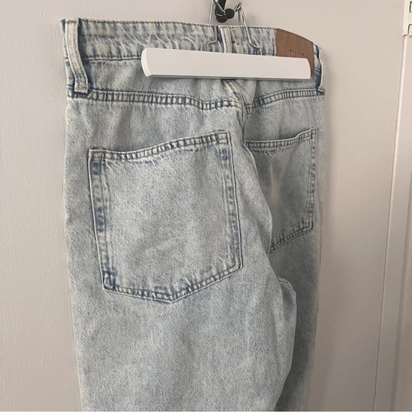 High Rise Mom Jeans Light Wash Women’s Size 8 High Rise 11” - Picture 9 of 14